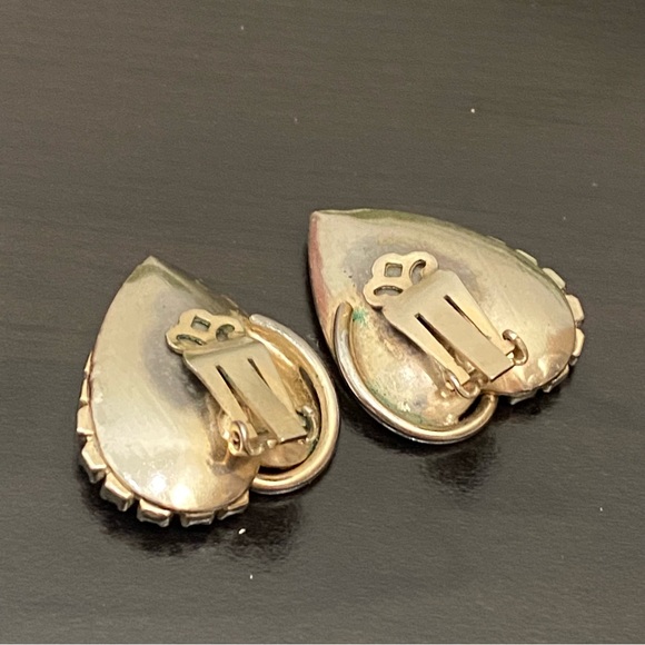 Vintage Unsigned Inverted Heart Light Gold-tone with AB Crystals Clip Earrings - Picture 7 of 14